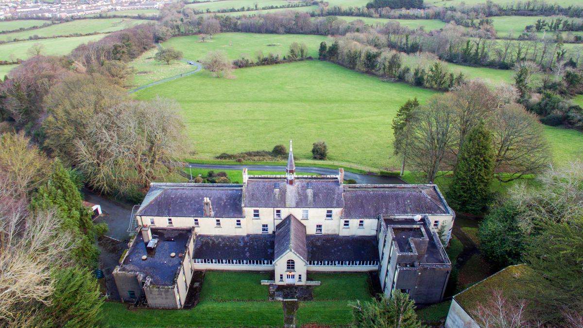 Illustrerende eksempel på hvordan bagsiden af skolen ser ud